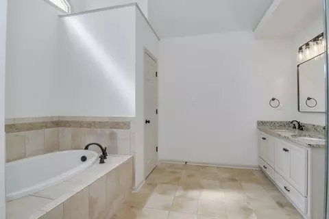 Bath - 934 Deercrest Cir, Evans, GA 30809 photo 5 of 7