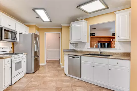 Kitchen - 910 Sawbuck Way, Evans, GA 30809 photo 4 of 8