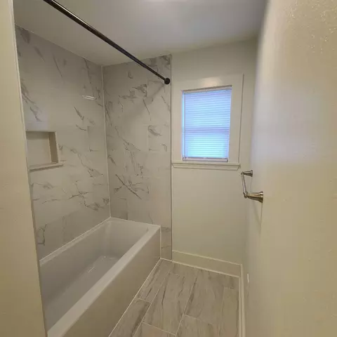 Bath - 1004 Kent St, Augusta, GA 30901 photo 5 of 7