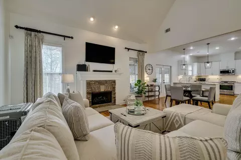 Living - 217 Dixon Ct, Evans, GA 30809 photo 2 of 8