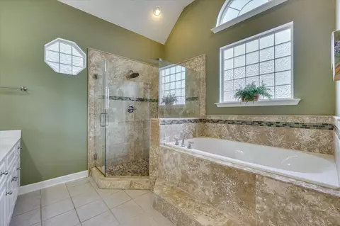 Bath - 715 Avrett Cir, Evans, GA 30809 photo 2 of 7