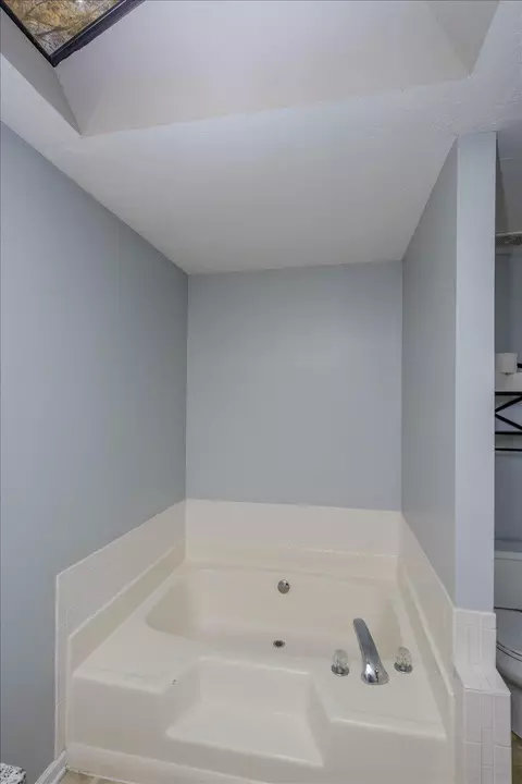 Bath - 3033 Mabus Dr, Augusta, GA 30909 photo 4 of 7