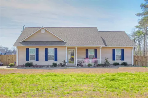 200 Gillespie Dr, Hubert, NC 28539 photo 1