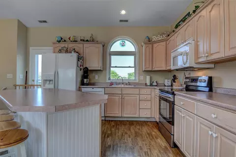 118 N Oak Dr, Surf City, NC 28445 photo 2
