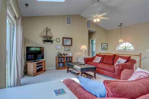 118 N Oak Dr, Surf City, NC 28445 photo 5