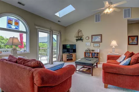 118 N Oak Dr, Surf City, NC 28445 photo 4