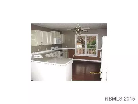 2403 Oakview Dr, New Bern, NC 28562 photo 2
