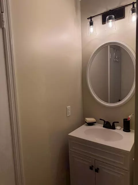 Bath - 410 Johns Rd, Thomson, GA 30824 photo 5 of 6