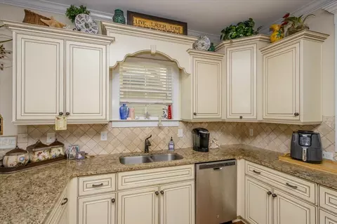 Kitchen - 1005 Mitchell Ln, Evans, GA 30809 photo 4 of 7