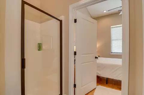 Bath - 936 Broad St #304, Augusta, GA 30901 photo 2 of 5