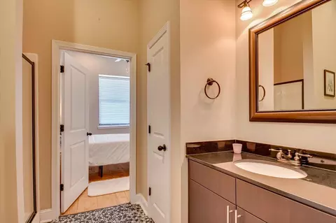 Bath - 936 Broad St #304, Augusta, GA 30901 photo 1 of 5