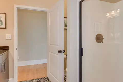 Bath - 936 Broad St #304, Augusta, GA 30901 photo 4 of 5
