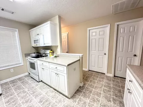 Kitchen - 5249 Aruba Cir, Augusta, GA 30909 photo 4 of 6