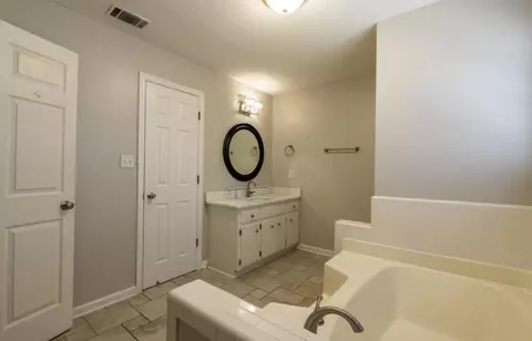 Bath - 322 Timberidge Dr, Augusta, GA 30907 photo 2 of 4