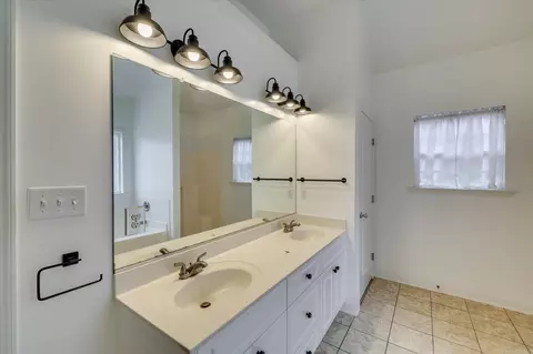 Bath - 721 Wickham Dr, Evans, GA 30809 photo 2 of 5