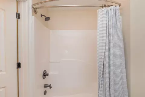 Bath - 4076 Dewaal St, Evans, GA 30809 photo 7 of 9