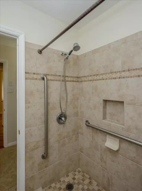 Bath - 2145 Hillsinger Rd, Augusta, GA 30904 photo 3 of 6