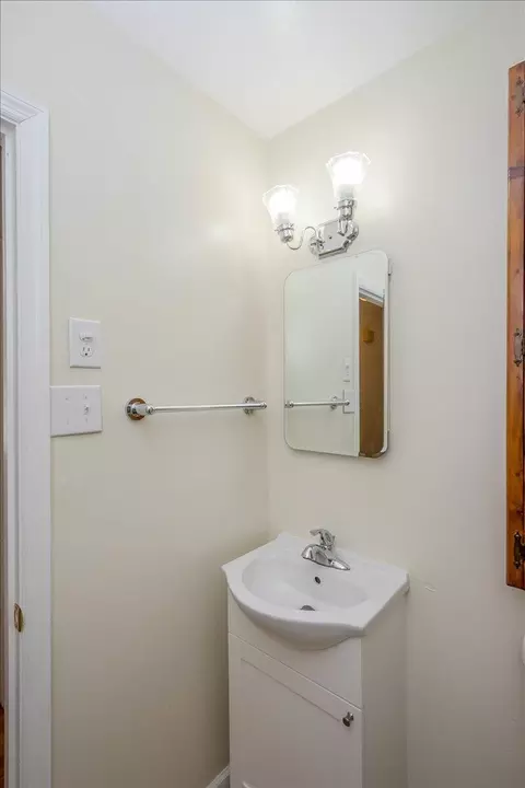 Bath - 2145 Hillsinger Rd, Augusta, GA 30904 photo 1 of 6
