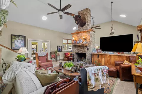 Living - 219 White Oak St, Thomson, GA 30824 photo 2 of 4