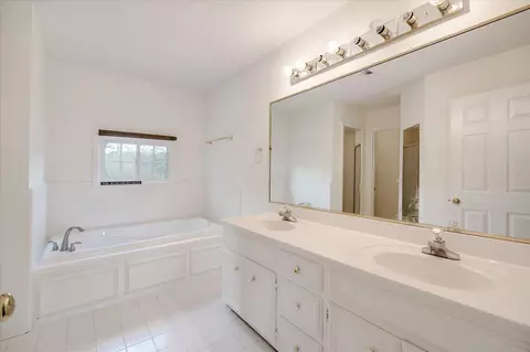 Bath - 780 Springbrook Cir, Evans, GA 30809 photo 3 of 4