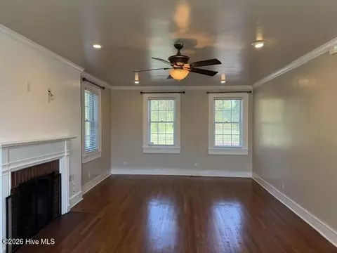 Living - 39 E Calhoun St, Wadley, GA 30477 photo 1 of 4