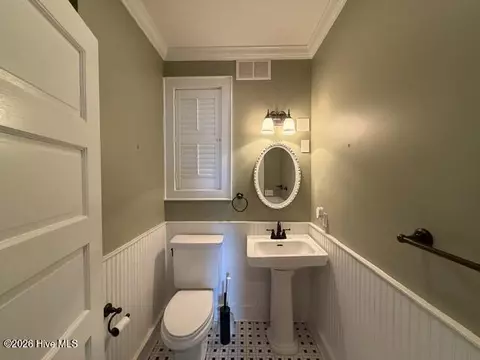 Bath - 39 E Calhoun St, Wadley, GA 30477 photo 1 of 4