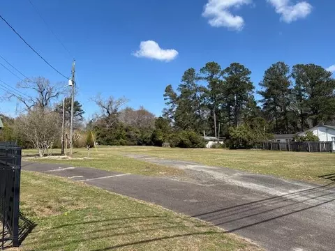 Exterior - 39 E Calhoun St, Wadley, GA 30477 photo 5 of 10