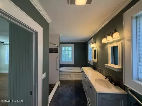 Bath - 39 E Calhoun St, Wadley, GA 30477 photo 3 of 4