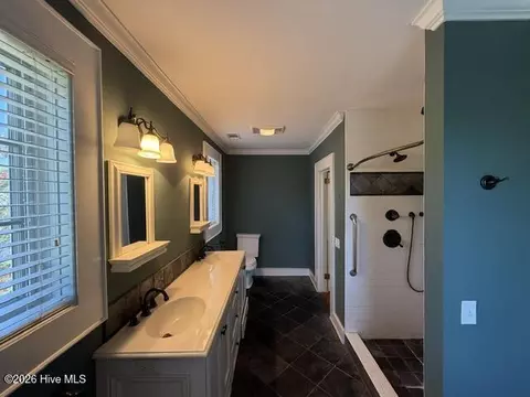 Bath - 39 E Calhoun St, Wadley, GA 30477 photo 4 of 4