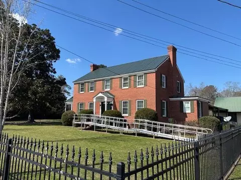 Exterior - 39 E Calhoun St, Wadley, GA 30477 photo 6 of 10