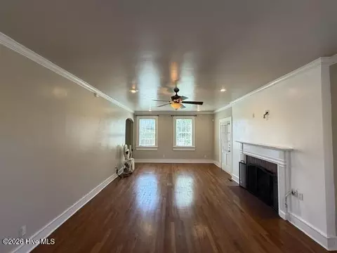 Living - 39 E Calhoun St, Wadley, GA 30477 photo 3 of 4