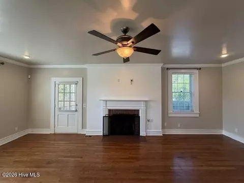 Living - 39 E Calhoun St, Wadley, GA 30477 photo 2 of 4