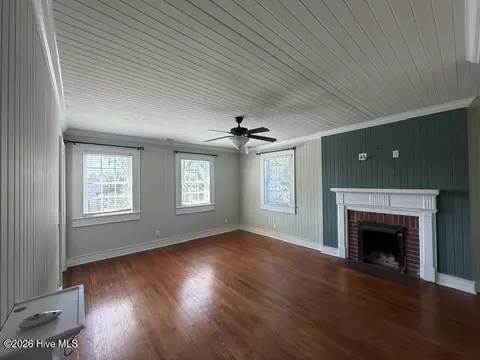 Living - 39 E Calhoun St, Wadley, GA 30477 photo 4 of 4