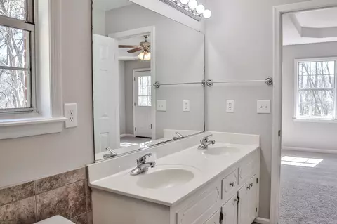 Bath - 715 Spooner Dr, Evans, GA 30809 photo 4 of 7