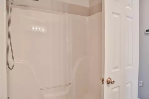 Bath - 715 Spooner Dr, Evans, GA 30809 photo 7 of 7