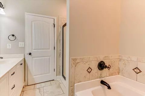 Bath - 919 Pennington Way, Evans, GA 30809 photo 4 of 5