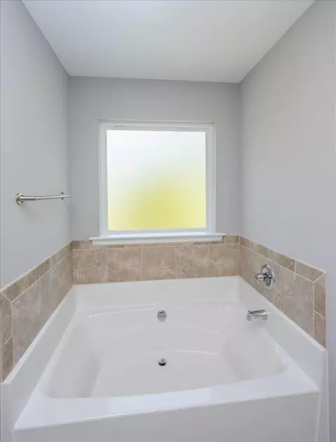 Bath - 2332 Malone Way, Evans, GA 30809 photo 6 of 8