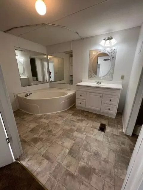 Bath - 168 Rivers Cir, Thomson, GA 30824 photo 4 of 5