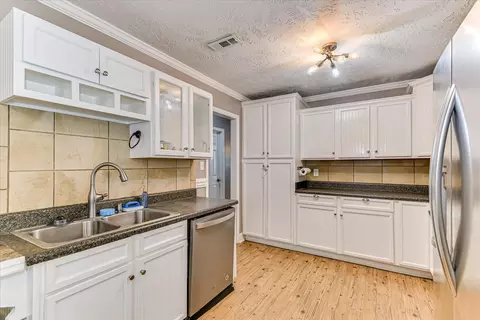Kitchen - 557 Forest Xing, Augusta, GA 30907 photo 3 of 4