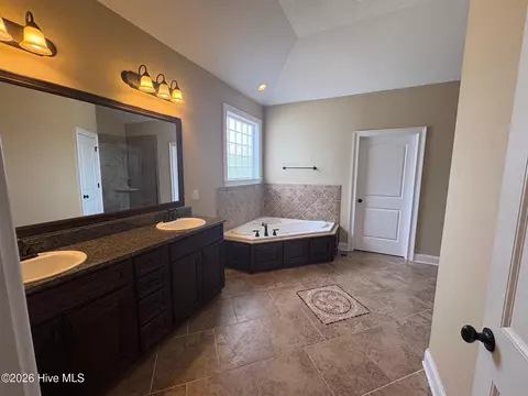 Bath - 4081 Dewaal St, Evans, GA 30809 photo 2 of 6