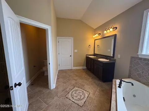Bath - 4081 Dewaal St, Evans, GA 30809 photo 3 of 6