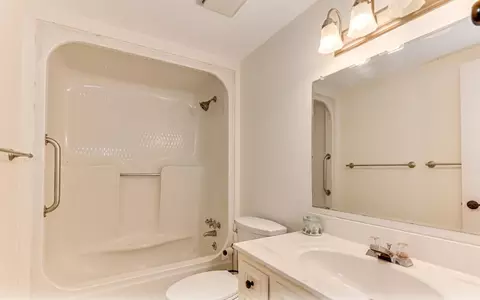 Bath - 3217 W Wimbledon Dr, Augusta, GA 30909 photo 2 of 3