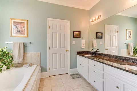 Bath - 4895 Somerset Dr, Evans, GA 30809 photo 3 of 8