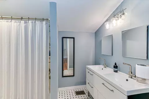 Bath - 231 Greene St, Augusta, GA 30901 photo 1 of 3