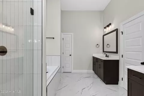 Bath - 437 Woodlawn St, Evans, GA 30809 photo 5 of 6