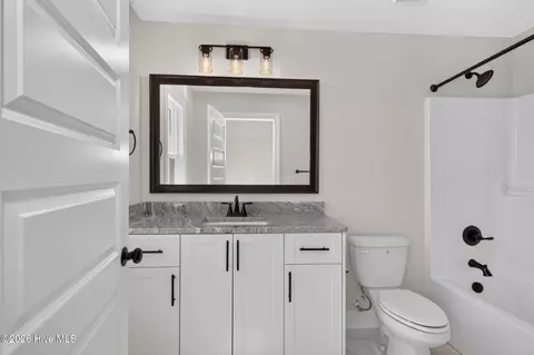 Bath - 437 Woodlawn St, Evans, GA 30809 photo 3 of 6