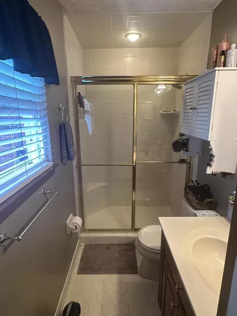 Bath - 340 Oakleaf Ct, Martinez, GA 30907 photo 1 of 3
