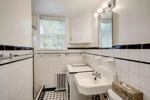 Bath - 3012 Walton Way, Augusta, GA 30909 photo 2 of 3
