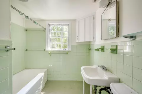 Bath - 3012 Walton Way, Augusta, GA 30909 photo 3 of 3