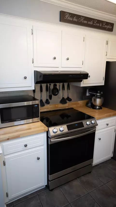 Kitchen - 894 E Riders Way, Evans, GA 30809 photo 3 of 4